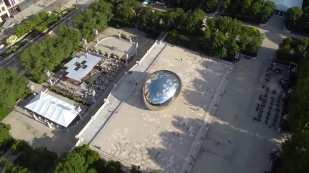 クラウドゲート周辺の空中パンニングのビデオ Bean Chicago Millennium Park — ストック動画
