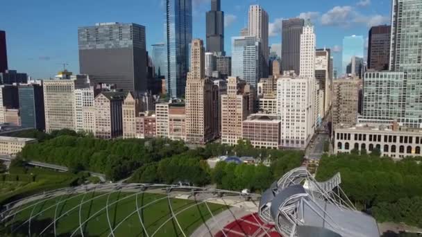 空中飞越芝加哥千禧年公园的展馆的录像 旁边是一排排的摩天大楼 — 图库视频影像