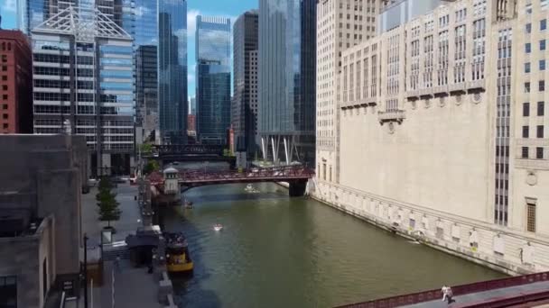 Video Aerial Backwards Chicago River Ship Canal Multiple Bridges Reflective — Stock Video
