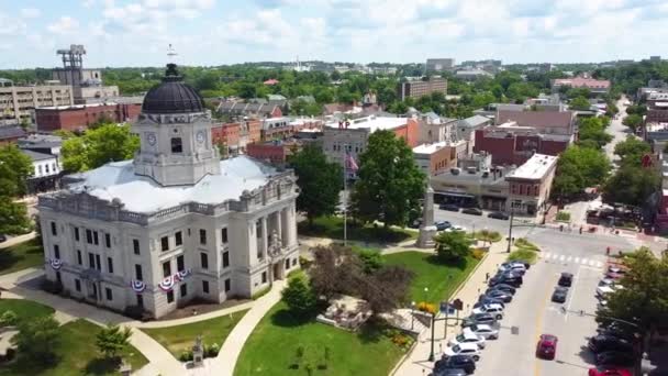 Video Von Bloomington Indiana Luftaufnahme Vorbei Atemberaubendem Gerichtsgebäude Auf Dem — Stockvideo