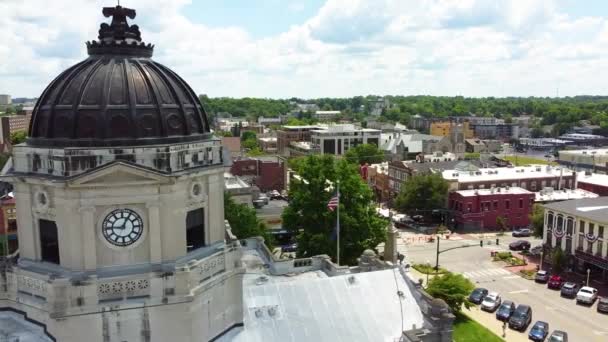 Video Aerial Vicino Alla Parte Superiore Bloomington Indiana Orologio Tribunale — Video Stock