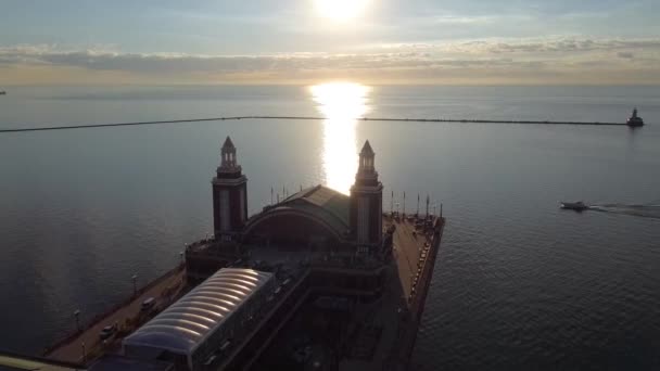 在芝加哥密歇根湖的日出时分 空中飞越海军码头的影像 — 图库视频影像