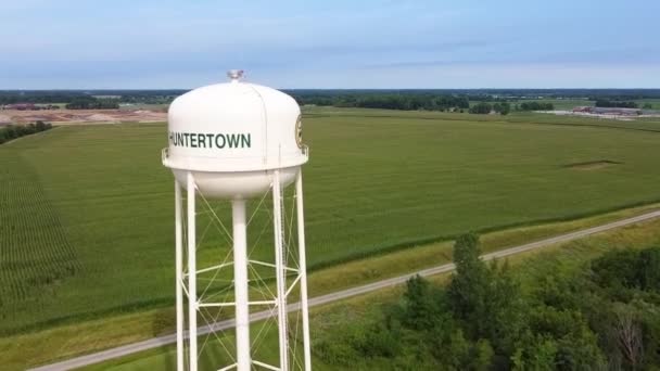 空中飞越印第安纳州亨特敦市水塔的录像 周围是玉米地 — 图库视频影像