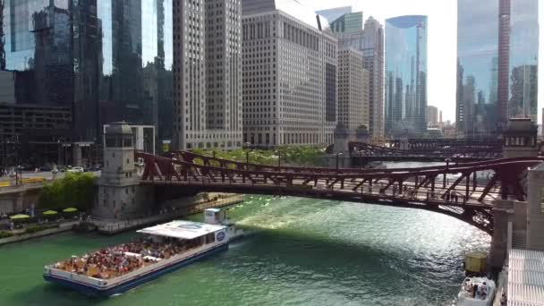 Video Aerial Ship Row Bridges Chicago Ship Canal Surrounded Skyscrapers — Stock Video