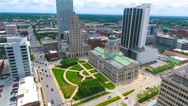 Vídeo Aerial Bajando Centro Fort Wayne Allen County Courthouse Indiana — Vídeos de Stock
