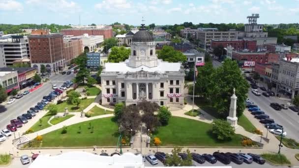 Video Aerial Menuju Pusat Kota Courthouse Bloomington Indiana Dengan Toko — Stok Video