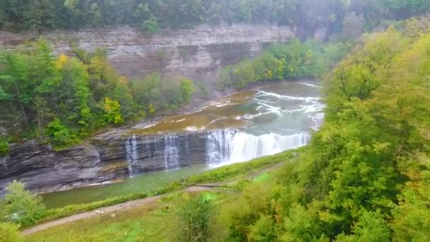 Vídeo Aerial Sobre Enorme Cachoeira Furiosa Derramando Sobre Falésias Cercadas — Vídeo de Stock