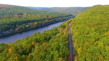 Hayret verici Delaware Nehri 'nden geçen Aerial' ın videosu. Etrafında sonbahar ormanları ve tepeler var.