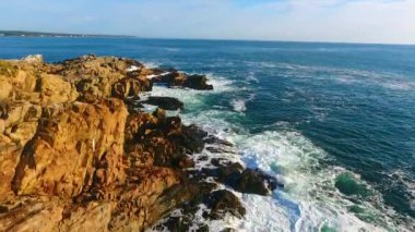 Maine 'deki okyanus uçurumlarının durağan görüntüsü. Kaya parçalarına çarpan dalgalar.