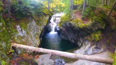Vermont 'ta sonbahar dar geçidinde çarpıcı bir şelale ile havadan geçen görüntüler.