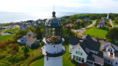 Tepe üzerinde evleri ve yaprakları olan beyaz deniz fenerlerinin tepesindeki Aerial 'ın videosu