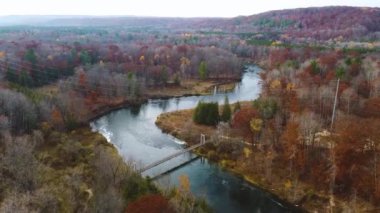 Asteğmen köprüsü ve sonbahar renkleri olan, Michigan nehri üzerinde Aerial 'ın videosu