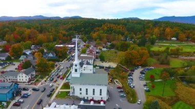 Stowe 'un küçük güzel Vermont kasabasında sonbahar yeşilliklerinin zirve yaptığı klipte kiliseye odaklandık.