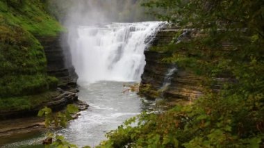 Letchworth Falls Eyalet Parkı 'nın yukarısındaki göz kamaştırıcı manzaranın videosu.