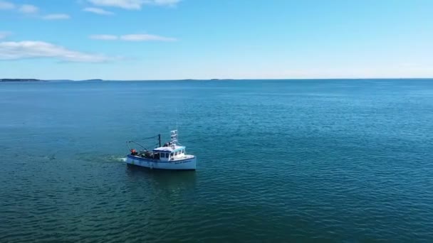 メイン海のロブスターとアサリの漁船の周りの空中パンのビデオ — ストック動画