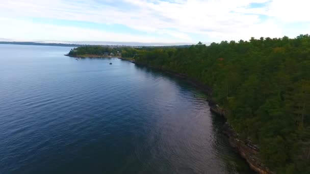 Vídeo Aerial Longo Falésias Costa Vermont Com Exuberante Floresta Verde — Vídeo de Stock