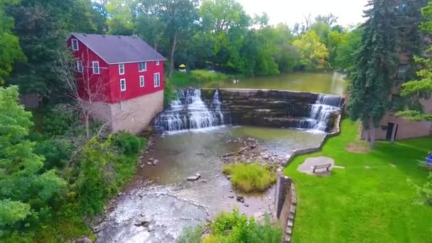 ニューヨークの小さな町で赤い納屋によって滝に近い空中のビデオ Honeoye Folls — ストック動画