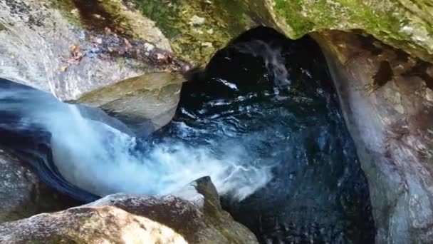 空中のビデオ荒れ狂う急流を見下ろす川の詳細は岩の2つの壁の間に漏斗状 — ストック動画