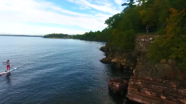 佛蒙特州海岸的悬崖峭壁旁 长满茂密的绿林 空中过客划艇的录像 — 图库视频影像