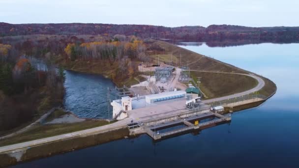 Aerial Sessiz Pürüzsüz Gölün Üzerindeki Videosu Sonbaharda Büyük Bir Baraja — Stok video