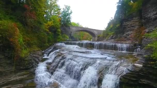 Vídeo Antena Sobre Borda Cachoeira Grande Com Ponte Arco Pedra — Vídeo de Stock