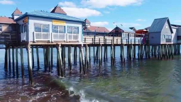 Okyanusun Maine Kıyısındaki Binalarla Kaplı Eski Ahşap Iskeleye Çarpan Dalgaların — Stok video