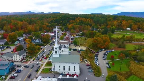 Video Aerial Pan Beautiful Small Vermont Town Stowe Peak Fall — Stock Video