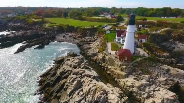 Maine Çarpan Dalgaları Beyaz Deniz Feneriyle Baş Döndürücü Kayalık Kıyı — Stok video