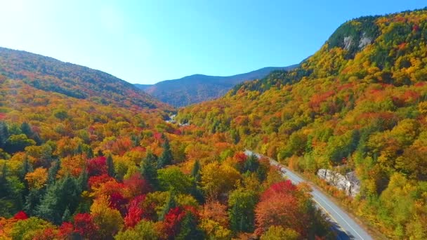 Video Letecké Pánve Přes Dálnice New Hampshire Během Vrcholu Podzimu — Stock video