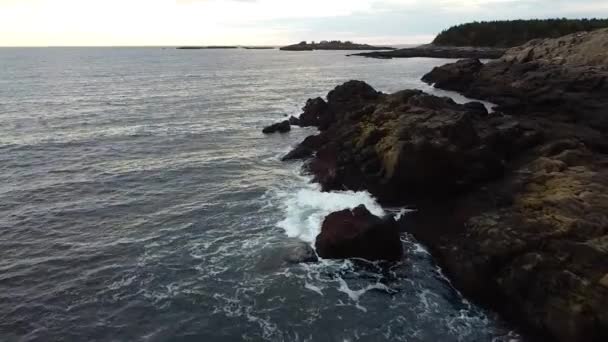 Wideo Lotu Ptaka Nad Spokojnym Widokiem Wybrzeże Maine Skalistymi Wybrzeżami — Wideo stockowe