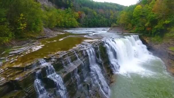 Wideo Bliska Stacjonarny Widok Dronem Pięknym Wodospadzie Erozji Klifów Kolorowymi — Wideo stockowe