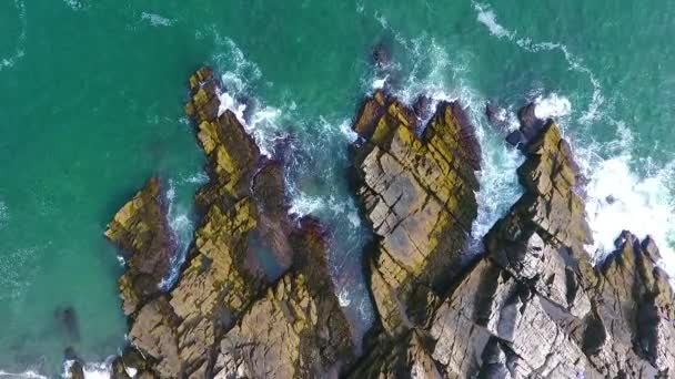 Maine Deki Kayalık Kıyılara Çarpan Dalgalarla Bakan Hava Sabitleme Görüntüsü — Stok video