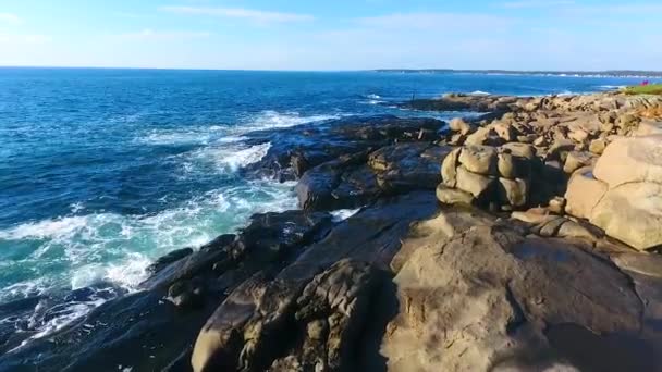 Βίντεο Της Aerial Βραχώδεις Ακτές Του Maine Κύματα Ωκεανού Συντρίβεται — Αρχείο Βίντεο