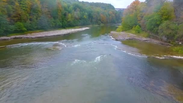 Video Aus Der Luft Rückwärts Über Riesigen Reißenden Wasserfall Fluss — Stockvideo
