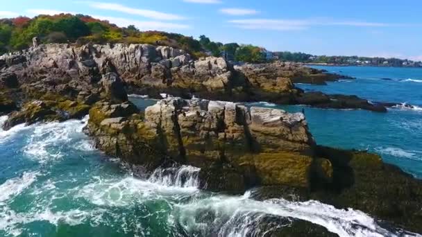 Video Van Aerial Zijwaarts Langs Patch Van Rotsachtige Kustlijn Maine — Stockvideo