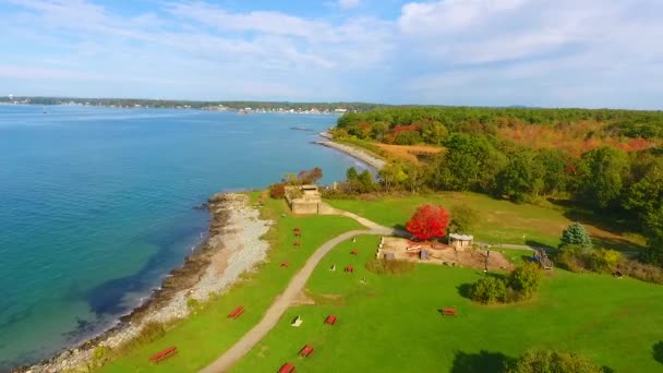 メイン海と秋の森を眺めながら 公園内の古い軍事要塞への空中ビデオ — ストック動画