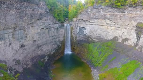 Video Von Luftaufnahme Eines Riesigen Wasserfalls Der Eine Große Schlucht — Stockvideo