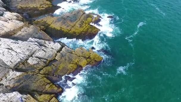 Maine Deki Beyaz Deniz Fenerinin Yakınındaki Kayaların Okyanus Dalgalarının Yukarıdaki — Stok video