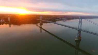 Hudson Nehri Köprüsü 'nde büyüleyici pembe ve altın rengi gündoğumu ışıklarıyla Aerial Pan' ın videosu.
