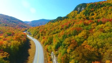 New Hampshire dağları boyunca uzanan çarpıcı yolun üzerinden geriye doğru düşen havacılıkla ilgili video.