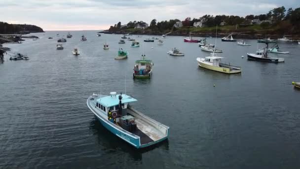 Vídeo Subindo Baía Maine Pôr Sol Cheio Navios Barcos Brilho — Vídeo de Stock