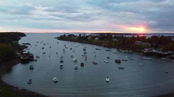日落时分 满载船只和船只 金色的阳光 在缅因湾上空盘旋的录像 — 图库视频影像