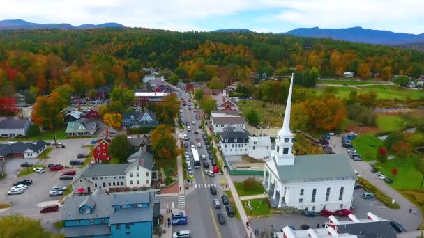 Video Aerial Beautiful Small Vermont Town Stowe Peak Fall Foliage — Stock Video