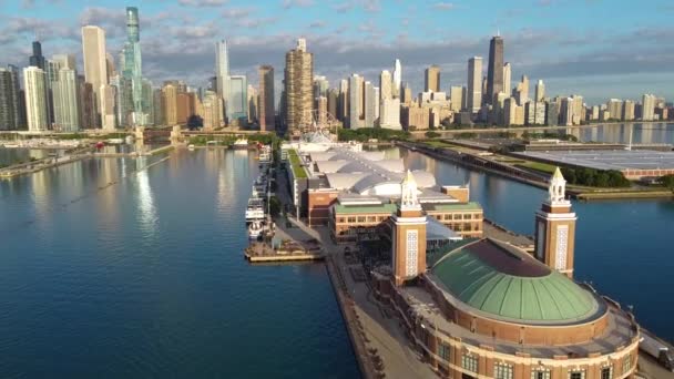 在晨光下 整个海军码头和芝加哥天际线美丽的空中图像 — 图库视频影像