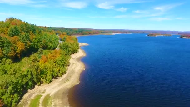 纽约湖上有海滩和秋天落叶丘陵的空中视频 — 图库视频影像
