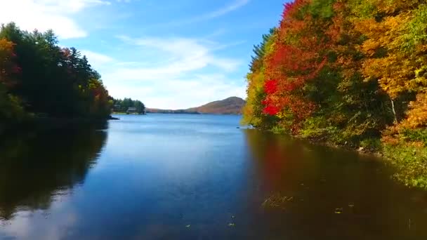 Göl Boyunca Mavi Gökyüzü Renkli Sonbahar Tepeleriyle Alçak Hava Manzaralı — Stok video