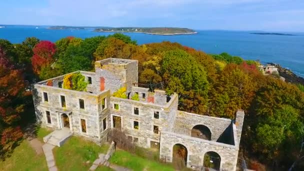 Aerial Arkadaki Maine Okyanusuna Doğru Eski Terk Edilmiş Taş Yapının — Stok video