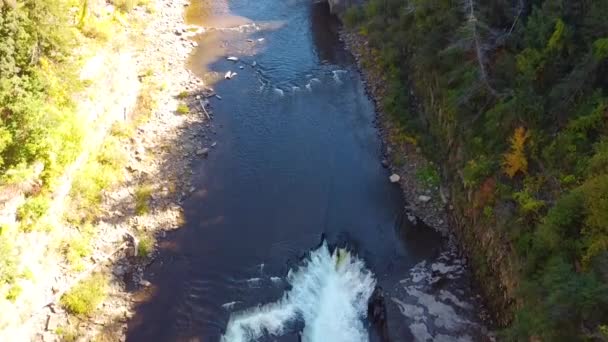 水力発電所と崖の上に複数の大きな滝と見事な渓谷の眺めまでの空中のビデオ — ストック動画