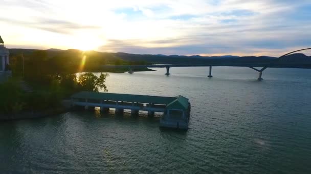 New York Vermont Bağlayan Köprü Rıhtımların Dağların Ardında Güneşin Batışının — Stok video