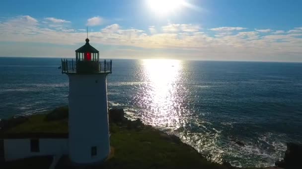 Vídeo Silhueta Aérea Passagem Farol Ilha Maine Com Luz Solar — Vídeo de Stock